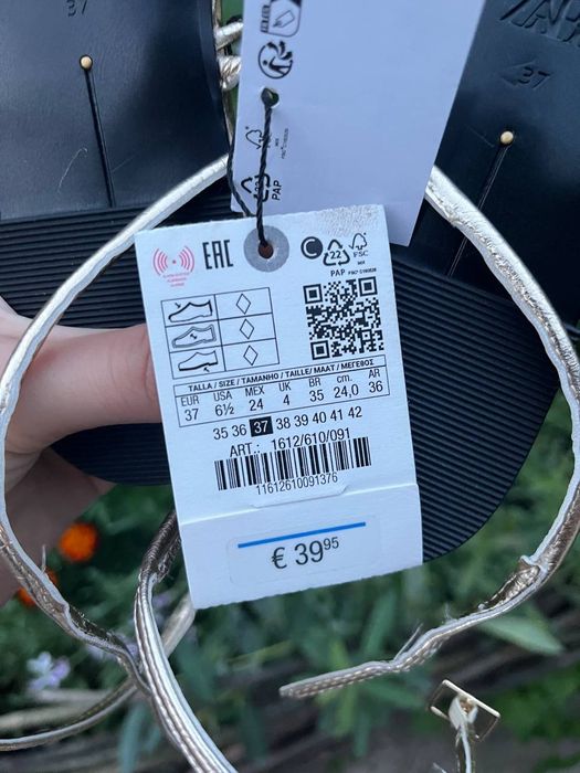 Шльопанці на плоскій підошві.