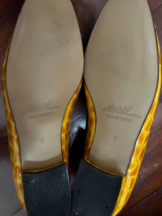 Sapatos camel animal print com fivela