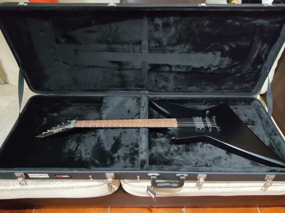 ESP LTD EX-201 Black Satin equipada com EMG 81