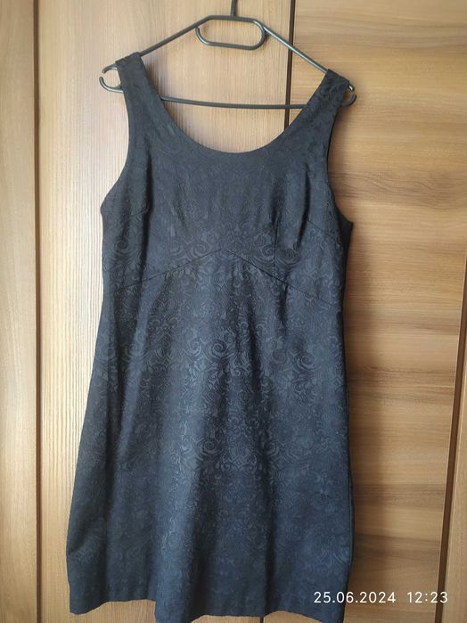 Klasyczna mała czarna z koronkowym motywem