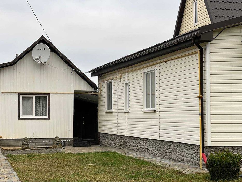 Продається просторий житловий будинок з земельною ділянкою 0,43 га