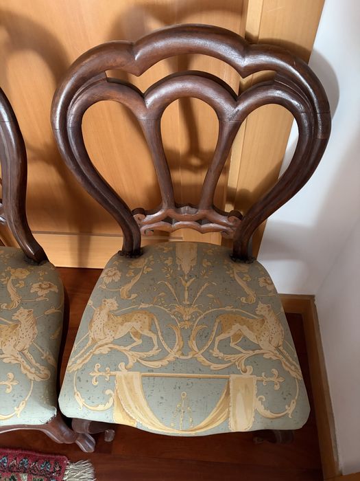 Par de cadeiras estofadas em mogno