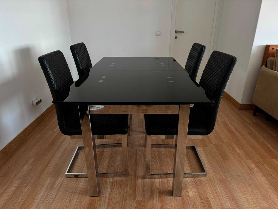 Mesa de jantar extensível em vidro temperado preto + 4 cadeiras almofadadas