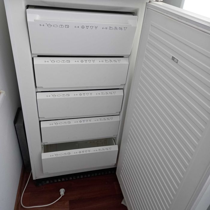 Морозильна камера з товстими стінками