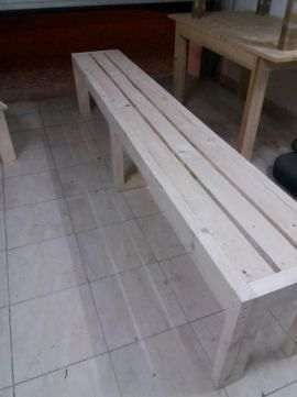 Bancos de madeira corridos