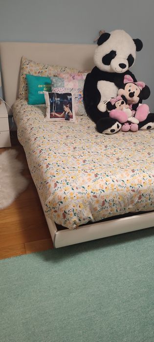 Cama com colchão e mesa de cabeceira