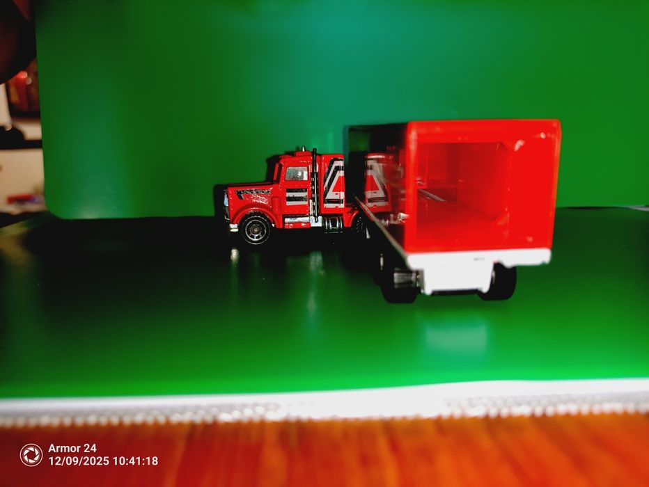 Machtbox KFC 1981 Peterbilt