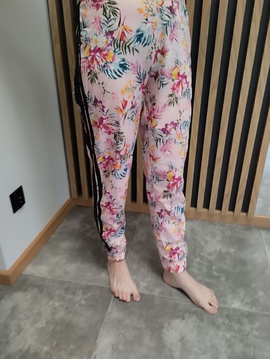 Spodnie firmy Sinsay Xs