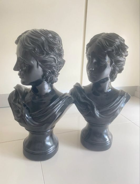 Dois Bustos pretos lacados