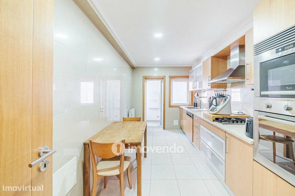Apartamento T2 moderno, com estacionamento, nas Casas do Lago
