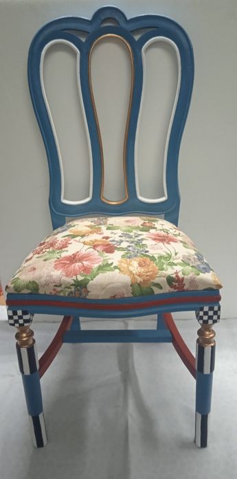 Cadeira restaurada com pintura criativa