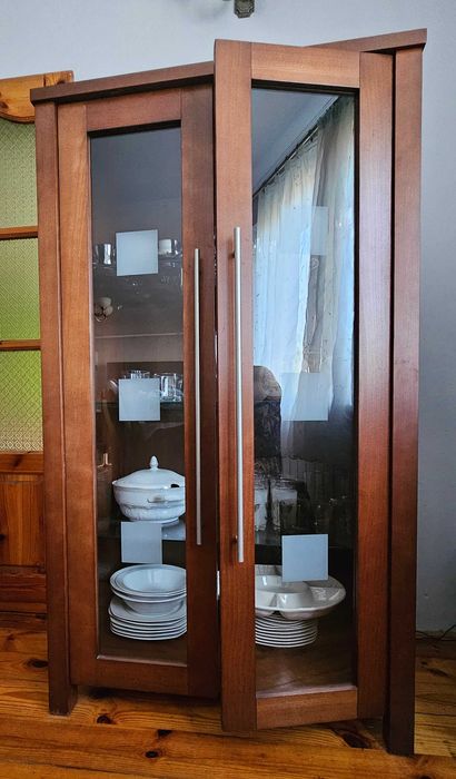 Witryna z wykończeniem drewnianym