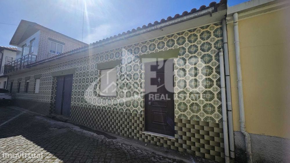 Moradia Geminada Com Eelente Potencial