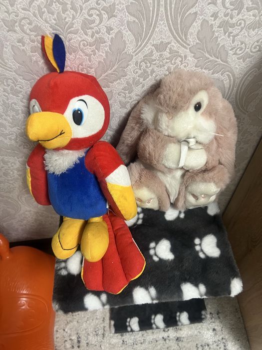Мʼяка іграшка папуга