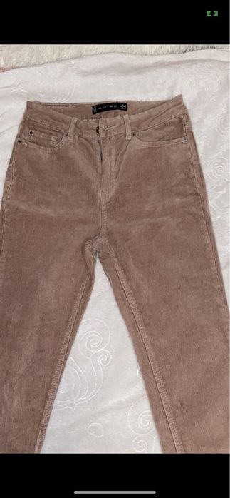 bezowe spodnie sztruks