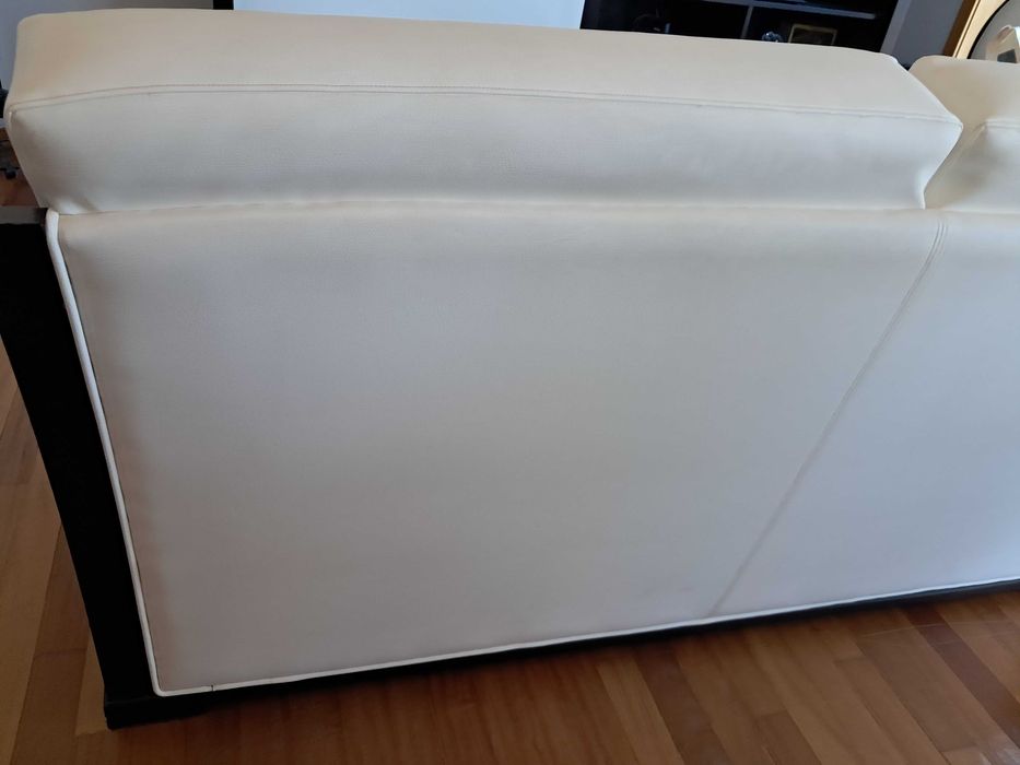 Sofa em pele branca com braços de madeira em muito bom estado, para desocupar