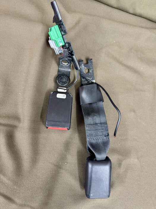 Замок ременя безпеки 2-го ряду сидінь правий Tesla Model 3