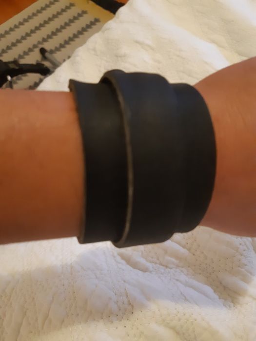 Pulseira goth em pele