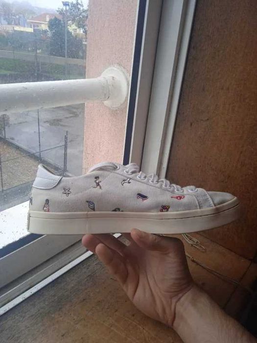 Sapatilhas Adidas com padrão divertido