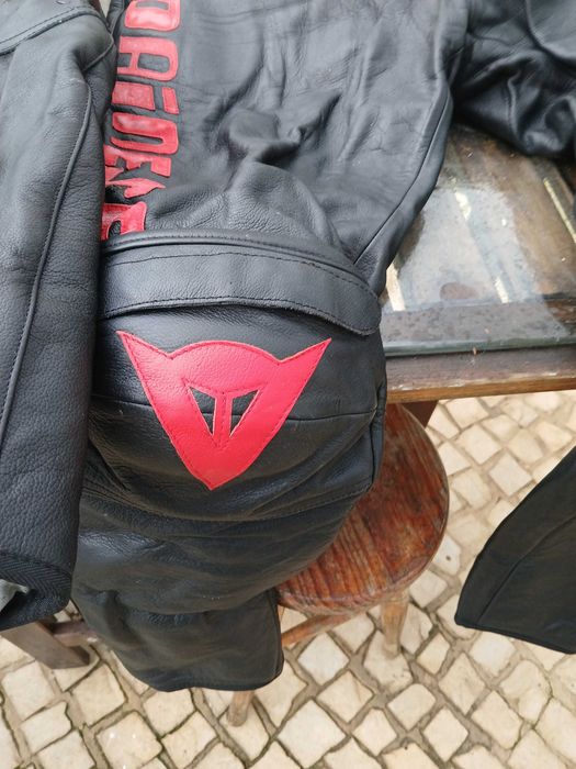 Duas calças Dainese em cabedal