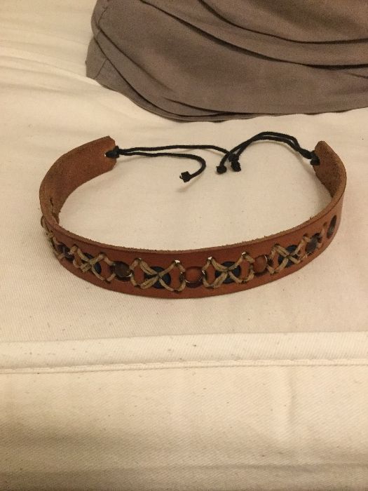 Gargantilha em pele verdadeira, castanha