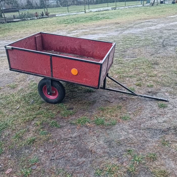 Mała przyczepka do ogrodu