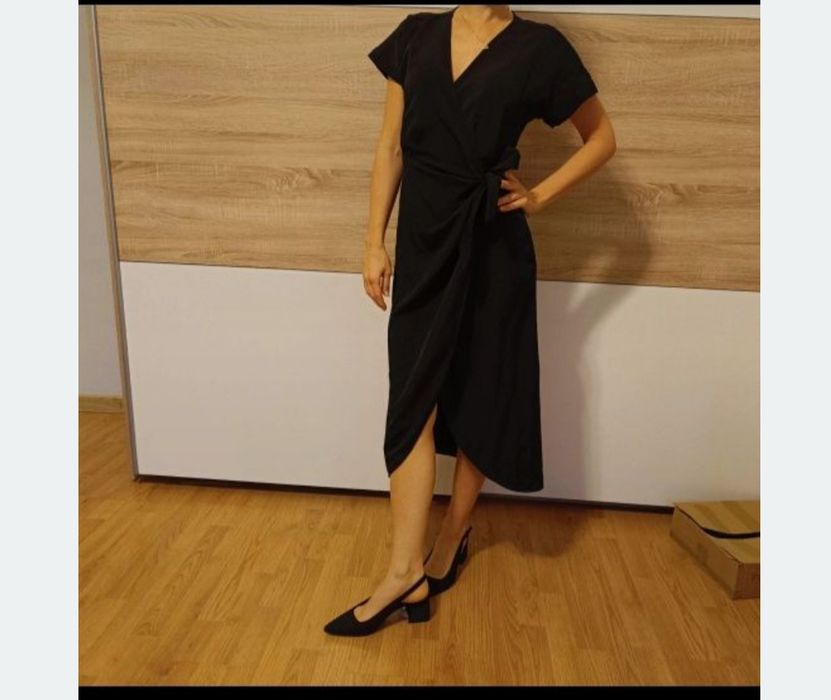 Czarna  kopertowa sukienka Monki  na różne okazje i na co