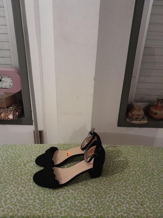 Vendo Sandálias de Senhora muito bonitas novas