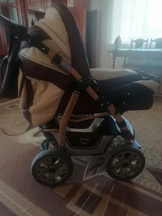 Дитячий візочок-колиска.