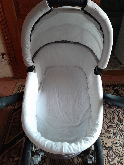 Продаємо коляску! Ціна договірна.