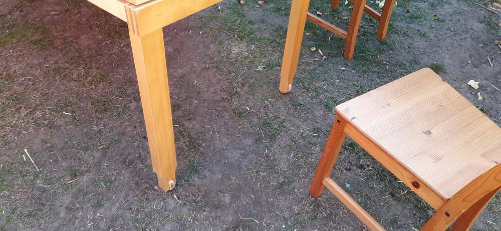 Rozkładany stół z krzesłami