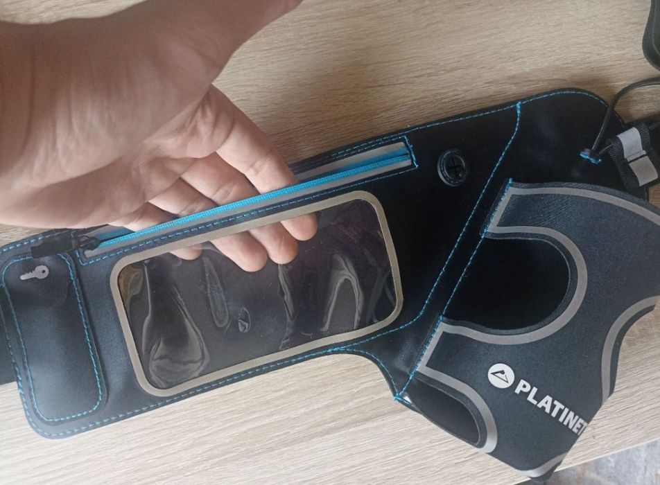 Pas z butelką, miejsce na telefon i klucz