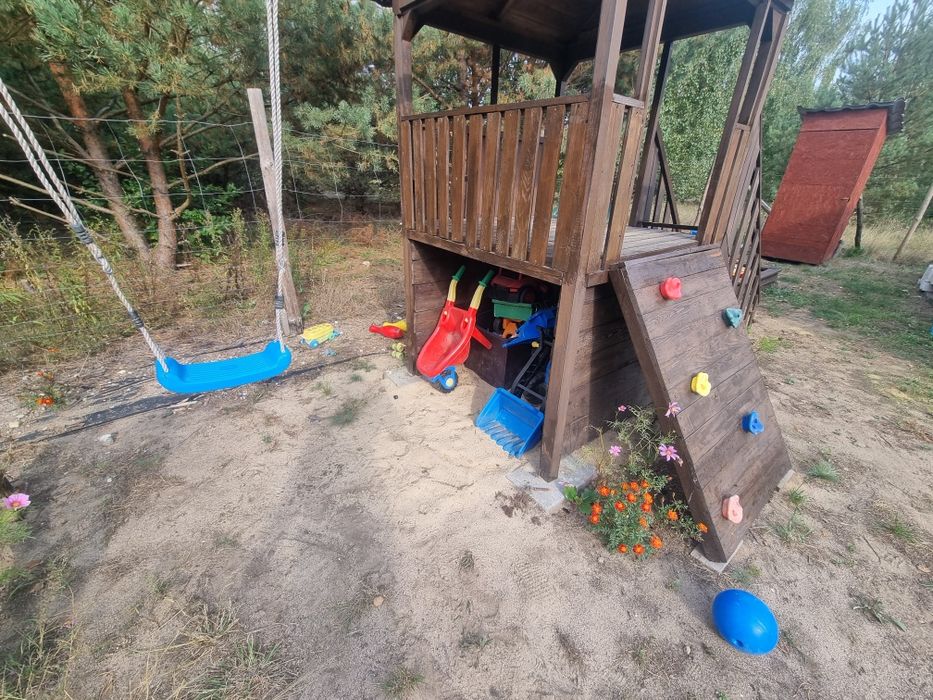 Plac zabaw dla dzieci zjeżdzalnia huśtawki