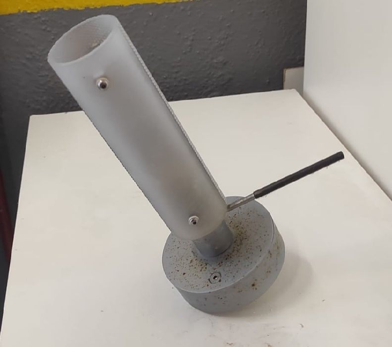 Candeeiro de mesa cinzento