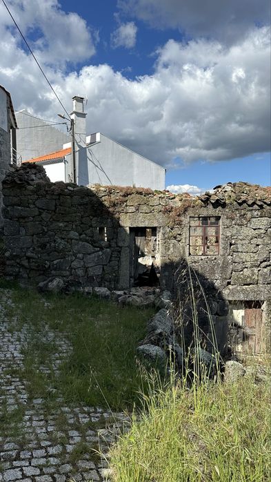 Vende-se pedra e local numa aldeia de Celorico da Beira, para reconstrução, papeis em dia