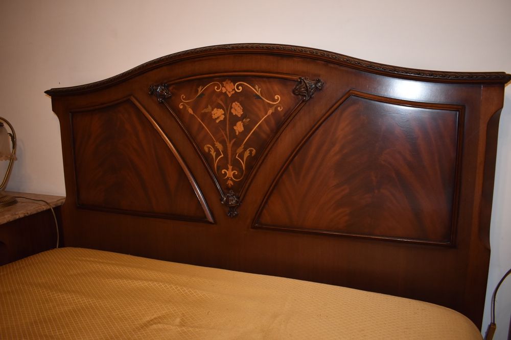 Mobília de quarto completa em mogno.