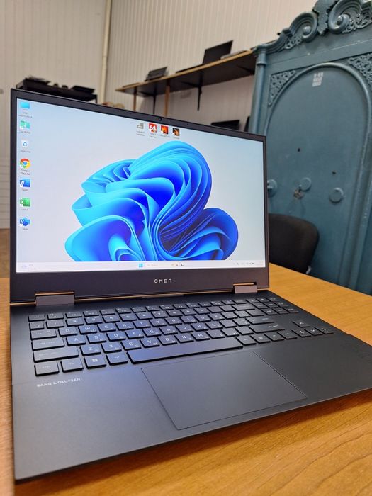 HP OMEN 15-ek1097nr OctalCore Intel Core i7-10870H RTX 3060 6Gb 16/512