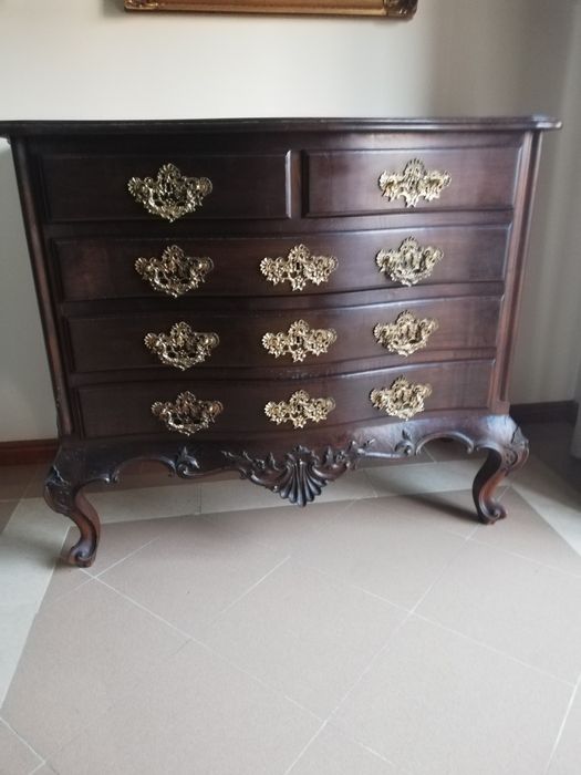 Cómoda antiga em ótimo estado de conservação.