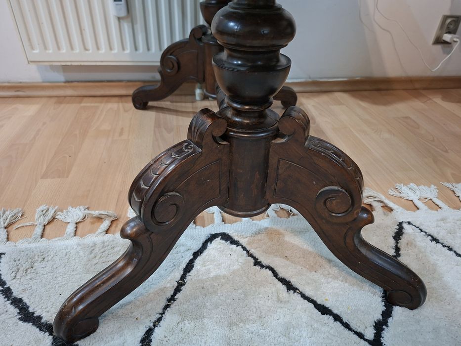 Zabytkowy stół w stylu eklektycznym.