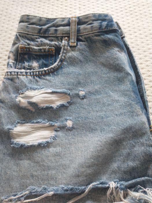 Krótkie jeansowe spodenki. Rozmiar 40. Bershka.