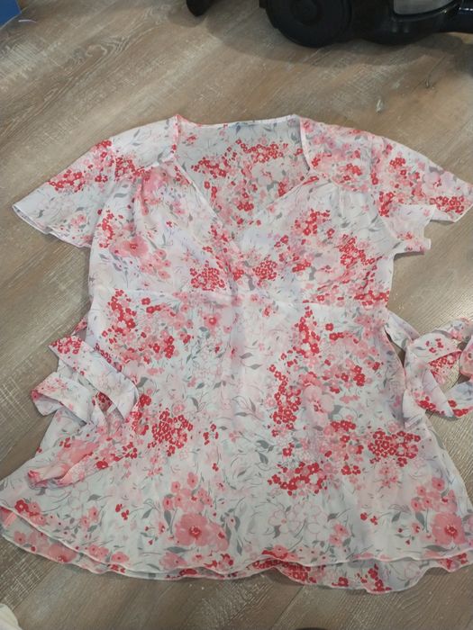 Biała bluzka w kwiaty M&Co 20