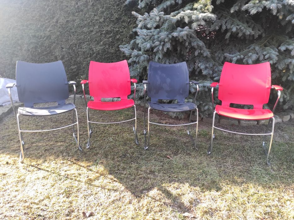 Krzesła, dwa czerwone