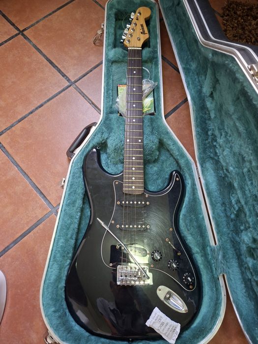 Guitarra Maison Preta c/estojo rigido
