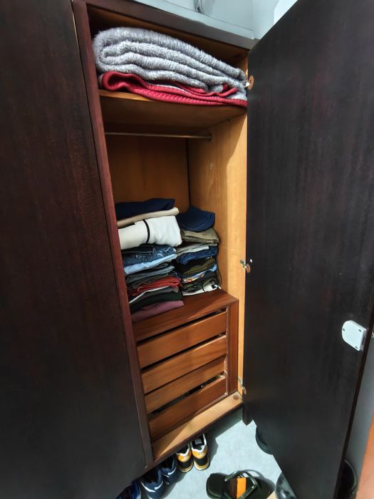 Roupeiro madeira escura maciça