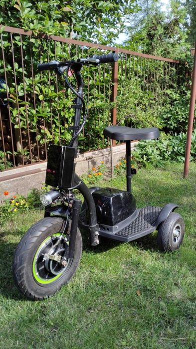 Skuter elektryczny trójkołowy