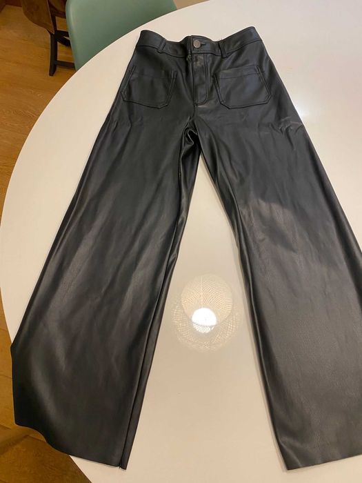 Calças pretas efeito pele da Zara