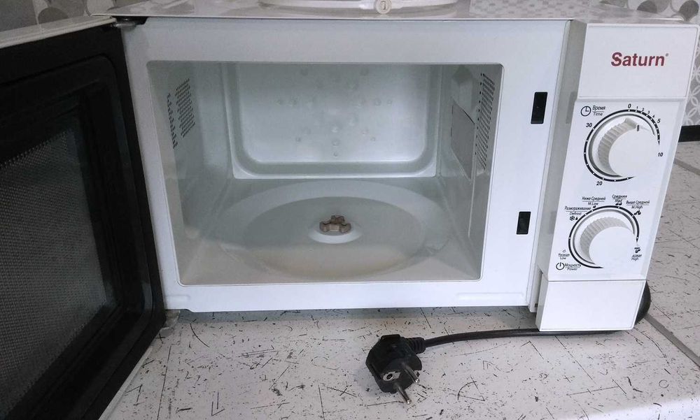 Микроволновка Saturn Отличное состояние