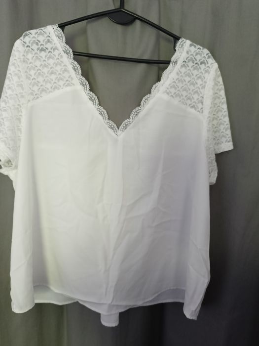 Biała bluzka z koronką.