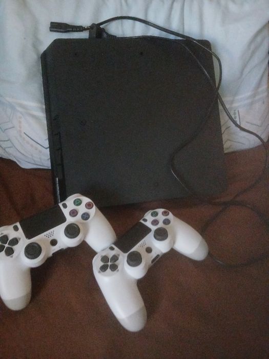 Playstation 4 usada em excelente estado mais os comandos so compatíveis com Playstation 4 novos