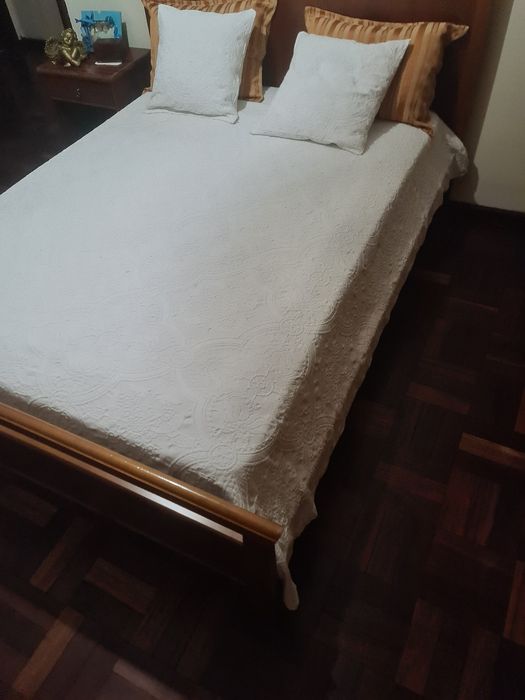 Cama de casal 1.40/2  usada em otimo estado com estrado e colchão